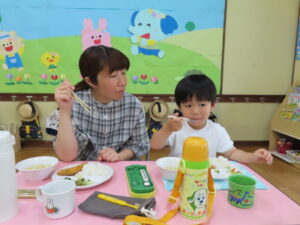 給食おいしいね！の様子