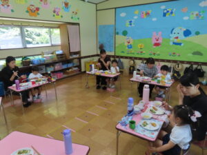これからもたくさん食べて元気いっぱい遊ぼうね♪の様子