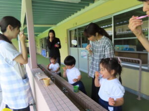 給食の後は歯磨きも忘れずに(^^)の様子
