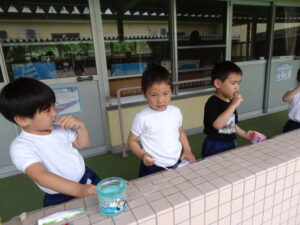 給食の後の歯磨き、ピカピカな真っ白い歯を目指しましょう！☆の様子