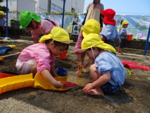 どろんこの感触、きもちいい！(^^)の様子