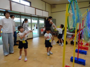 今度はフープの中をくぐらせるよ～ぽん！の様子