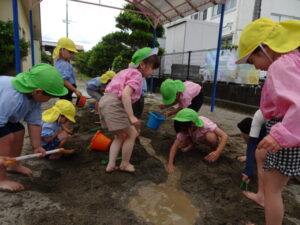 水を流すと...川と池ができた！冷たくて気持ちいい！の様子