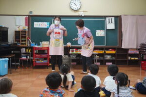子どもたちはカバくんとカバミちゃんに歯磨きをする大切さやの様子