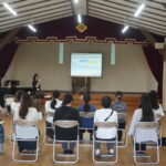 お母さんたちはお遊戯室でお勉強をの様子
