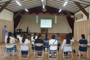 お母さんたちはお遊戯室でお勉強をの様子