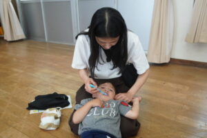 最後は親子で仕上げ磨きのお稽古をしましたの様子