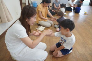 はじめはふれあい遊び♡いっぽんばしこーちょこーちょ♪の様子