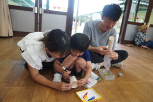 さぁ！いよいよ空気砲ロケット作り…どんな絵にしようかなぁの様子