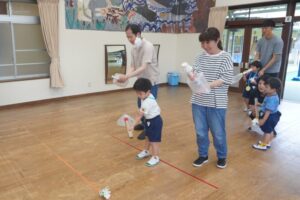 こちらは、おうちの人とどちらが遠くに飛ばせるか競争です！の様子