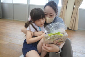 最後はおうちの人へありがとうの気持ちを込めてプレゼント、大好きだよ（*^_^*）の様子