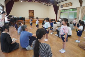 そして、『にじ』のうたもプレゼント♫みんな感謝の気持ち届いたかな…の様子