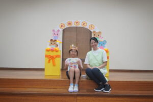 プレゼントをいただいて、笑顔で記念撮影！の様子