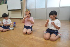 今日のおやつはぶどうゼリー！冷たくておいしかったね♪の様子