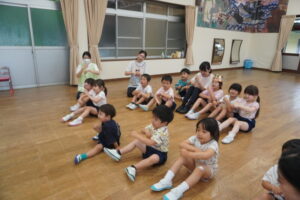 みんなで一緒にぐるぐる混ぜてアイスクリームを作りました！の様子