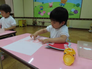 大きな口を開けているカバさんに歯を作ってあげました。の様子