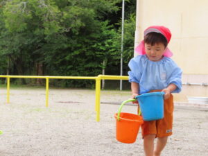 よいしょよいしょ、バケツいっぱいにお水を運んでの様子