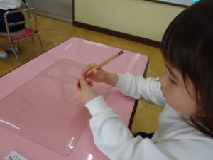 鉛筆の持ち方は…中指はまくらだねの様子
