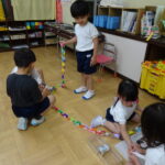 輪飾りに込められた願いは”みんなと仲良くつながりますように”の様子