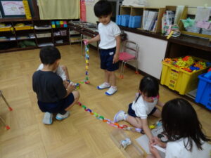 輪飾りに込められた願いは”みんなと仲良くつながりますように”の様子