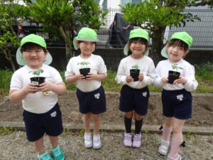 苗を植えるぞ~!の様子