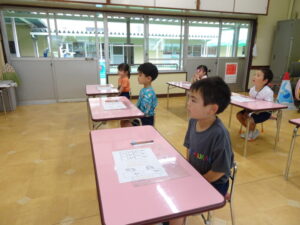 先生のお話も背筋ピン!しっかり聞きましょうの様子