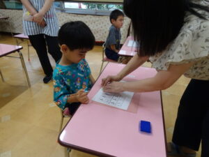 先生がごほうびのスタンプを押してくれました(^^)の様子
