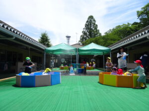 夏の青空に負けないくらい元気な子どもたちの声が響きますの様子