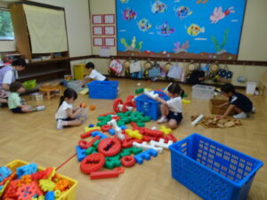 おもちゃを整理整頓!みんなで頑張るぞ!の様子