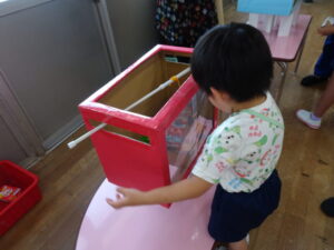 次は、『クレーンゲーム』!好きなお菓子はとれたかな?の様子