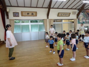 園長先生から夏休みの過ごし方についてお話を聞きました。の様子
