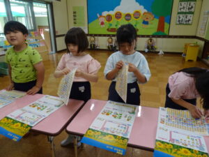 夏のカレンダーにシールも貼ったよ☆暑い夏に負けない楽しい夏休みを過ごしてね♪の様子