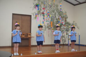 七夕当日には年長組が織り姫と彦星に変身してミュージックベルの演奏を聴かせてくれましたの様子
