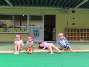 たくさん遊んで水分補給もしたら、今度は休憩タイム～の様子