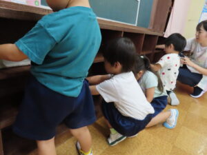 棚もきれいに拭いてピカピカに!気持ちいい♪の様子