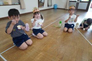 今日のお楽しみおやつは、冷たいアイスクリーム！！美味しーい！の様子
