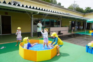 青空の下、みんなで思い切り水遊びを楽しみました。の様子