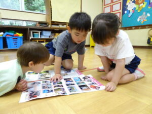 夏のカレンダーを見ながら、夏休みのお話に花が咲きます(^O^)の様子