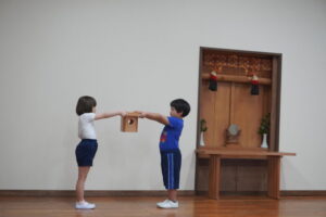 始業式では神様にしっかりとお供えをして・・・の様子