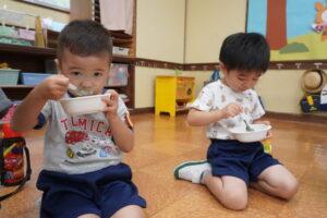 そして、おやつタイム♫おいしいね！の様子