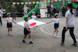 【開会式】国旗を先頭に子どもたちが元気よく入場ですの様子
