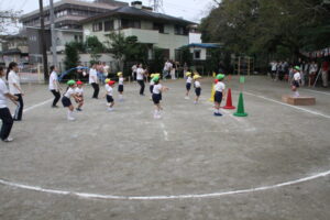 ラジオ体操でしつかり身体をほぐしましょう!の様子