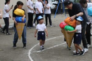 【年少組 親子競技】大きな大きなアイスクリームができました!の様子