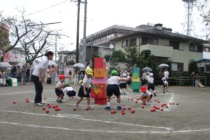 【たおせ!モンスター!!】みんなで作ったモンスター、どちらが早く倒せるかな??の様子