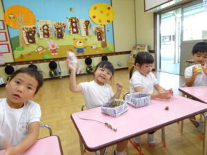 マラカス、振り方で音色が変わるよ♪の様子