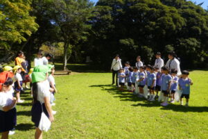 美術館を楽しんだ後は、広場で五十鈴川幼稚園のお友だちと遊んだよ!の様子