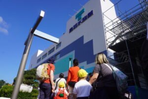 いよいよ入館・・・ワクワク楽しみ～(^^)の様子