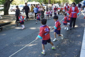 帰り車も力を合わせて曳きましたの様子
